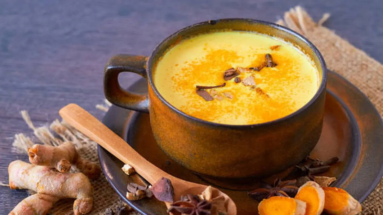 हल्दी वाला दूध पीने के फायदे (Image: istock)