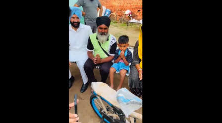 Punjab Flood: राहुल गांधी ने निभाया वादा, अमृतसर के छह साल के बच्चे को दिलाई 'नयी साइकिल'