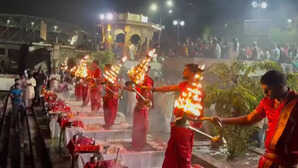 Varanasi News वाराणसी के अन्य घाटों समेत नमो घाट पर भी शुरू हुई गंगा आरती श्रद्धालुओं में खुशी का माहौल