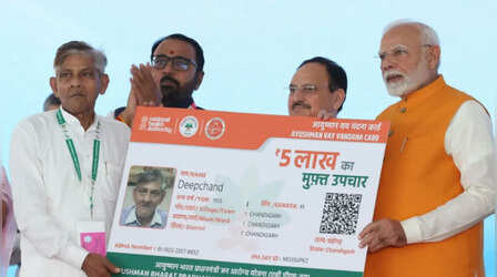 70 साल के बुजुर्गों का बनता है ये स्पेशल आयुष्मान कार्ड, घर बैठे फोन से ऐसे करें अप्लाई