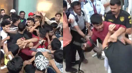 मुंबई में iPhone के लिए हुई मारा-मारी, आई तस्वीरें; दिल्ली-बेंगलुरु में भी लगी लंबी कतारें
