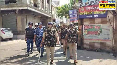 Meerut News: त्योहारों से पहले मेरठ में पुलिस का फ्लैग मार्च, सुरक्षा के पुख्ता इंतजाम