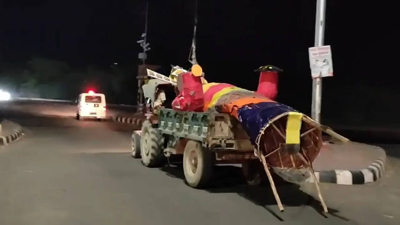 Barmer: कब्जा करने की नीयत से सरकारी जमीन पर खड़ा कर दिया 13 सिर वाले रावण का पुतला, प्रशासन ने जब्त किया