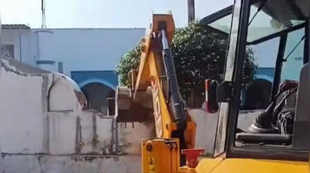 संभल में खुद मुस्लिम समुदाय अवैध मस्जिद पर चला दिया बुलडोजर, प्रशासन से गिराने का मिला था अल्टीमेटम