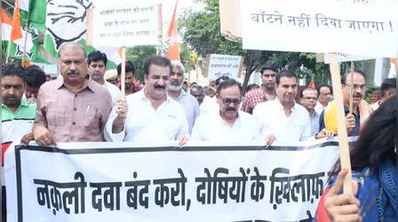 कफ सिरफ मौत मामला: पूर्व मंत्री खाचरियावास के नेतृत्व में कांग्रेस का विरोध प्रदर्शन; सख्त कार्रवाई की मांग