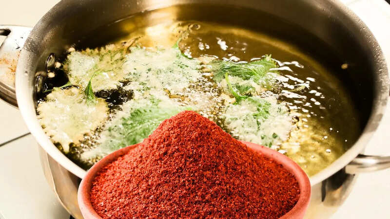 Woman Pours Boiling Oil on Sleeping Husband Leaves Him Critically Injured (Symbolic Photo: Canva)