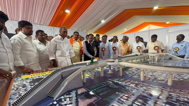 परियोजना का आकार देखते केंद्रीय मंत्री नितिन गडकरी