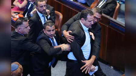 VIDEO: इजरायली संसद में Trump के भाषण के दौरान किसने लहराया 'Genocide' का पोस्टर? देखते रह गए ट्रंप