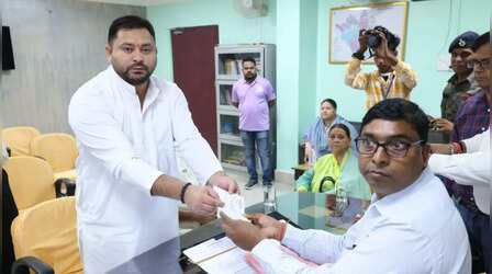 Bihar Election: आरजेडी नेता तेजस्वी यादव ने राघोपुर से दाखिल किया नामांकन, लालू- राबड़ी भी रहे मौजूद
