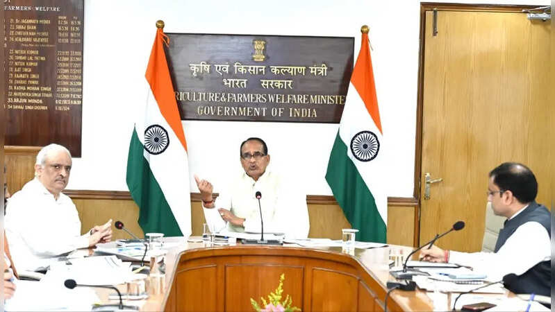 अधिकारों के साथ बैठक करते केंद्रीय मंत्री शिवराज सिंह चौहान 