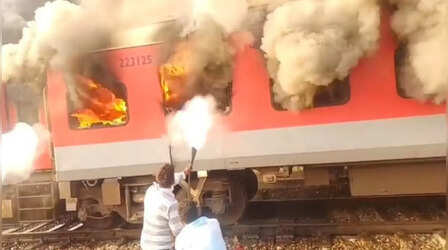 Punjab: सरहिंद स्टेशन पर टला बड़ा हादसा; अमृतसर-सहरसा गरीब रथ ट्रेन में लगी आग, कोई हताहत नहीं