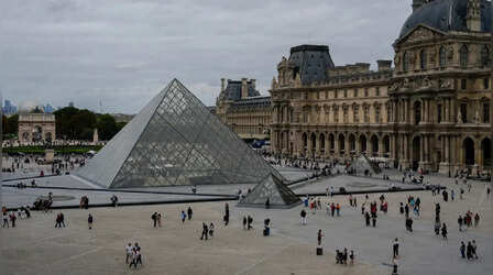 Louvre Museum Theft: फ्रांस के लूव्र संग्रहालय में चोरी, कीमती आभूषण उड़ा ले गए चोर