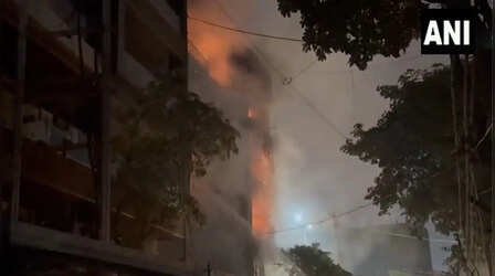 Ghaziabad Fire: गाजियाबाद के इंदिरापुरम में एक रिहायशी इमारत में पटाखों से लगी भीषण आग