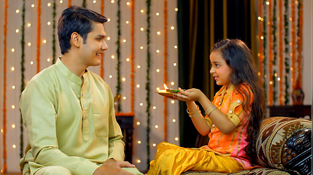 भाई दूज पर आरती कैसे उतारें? भाई की आरती करते समय क्या बोलना चाहिए? जानें, भाई दूज पर कौन से मंत्र बोलना है