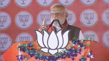 Bihar Election: 'गरीबों की जमीन हथियाने वाले कभी नौकरी नहीं देंगे', PM मोदी ने बेगूसराय में महागठबंधन पर जमकर साधा निशाना