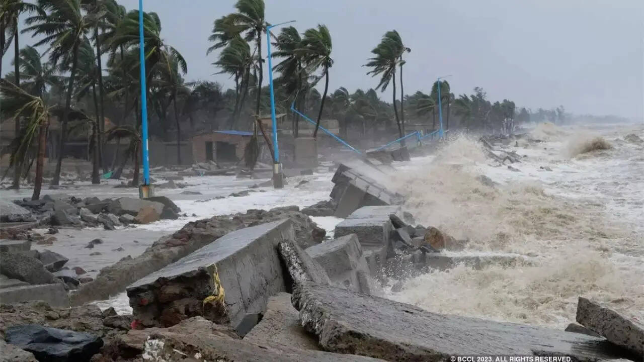 Cyclone Montha Updates: चक्रवात मोंथा 28 अक्टूबर को पहुंचेगा; ओडिशा और  तमिलनाडु में बारिश की चेतावनी, भारतीय सेना हाई अलर्ट पर ​ | Times Now  Navbharat