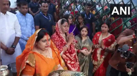 Chhath Puja in Delhi: CM रेखा गुप्ता ने उगते सूर्य को दिया अर्घ्य, छठी मईया से ‘विकसित भारत’ का मांगा आशीर्वाद