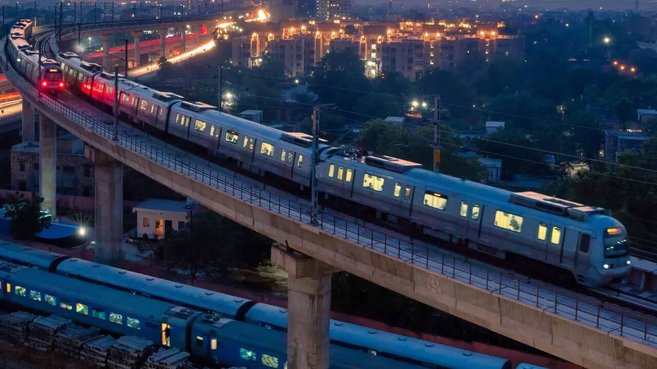 भीड़ से बचने के लिए DMRC की नई पहल, बढ़ेगा 32 प्लेटफॉर्मों का साइज ...