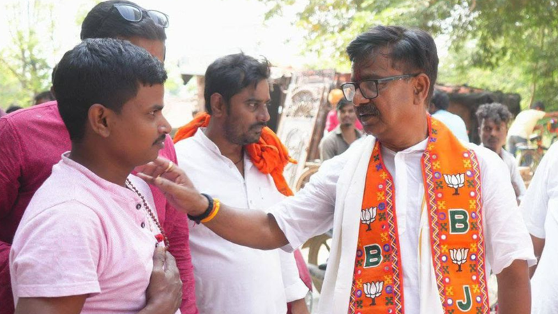 जन संपर्क के दौरान सुजीत कुमार सिंह