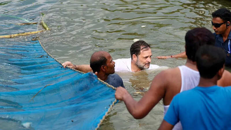 rahul gandhi fishing in bihar