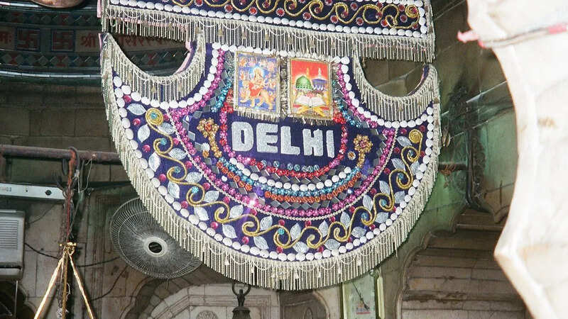 फूल वालों की सैर के दौरान अर्पण किया गया एक पंखा (pic: Wiki)