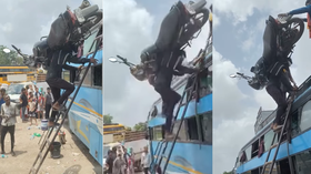 Today Viral Video भारी भरकम बाइक को सिर पर उठा लिया शख्स फिर जो किया उसने बवाल ही काट दिया