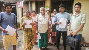 SIR: पश्चिम बंगाल में पुनरीक्षण प्रक्रिया के पहले दिन 70 लाख से अधिक फॉर्म बांटे गए, बीएलओ ने किया वोटर्स के घरों का रुख