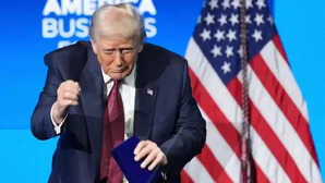 VIDEO: ट्रंप ने डांस से बना दिया माहौल, भरी महफिल में एक साल पहले मिली राष्ट्रपति चुनाव में जीत का मना जश्न