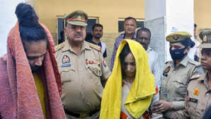 सौरभ हत्याकांड: अब घर छोड़ने की तैयारी में मुस्कान का परिवार, लगाया 'मकान बिकाऊ है' का पोस्टर