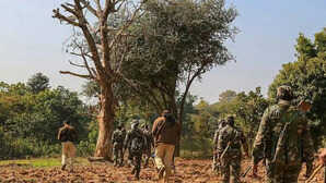 Jharkhand News: झारखंड के सारंडा जंगल में नक्सलियों से मुठभेड़, हथियारों का जखीरा जब्त