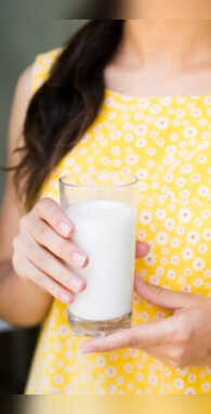 बादाम vs गाय का दूध कौन देगा हड्डियों को प्रोटीन-कैल्शियम की डबल डोज