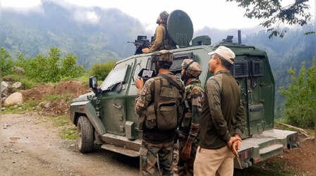 जम्मू-कश्मीर में आतंकी नेटवर्क पर बड़ी कार्रवाई: कठुआ में दो SPO बर्खास्त, सोपोर में 30 से अधिक ठिकानों पर छापेमारी