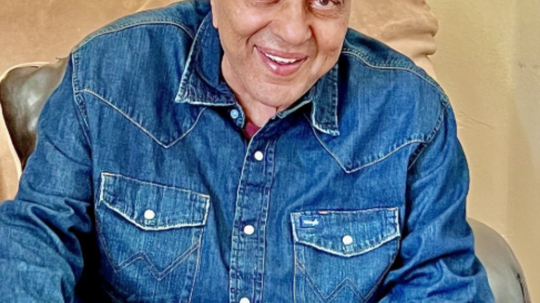 2025 में धर्मेंद्र ने कराया था मोतियाबिंद का ऑपरेशन जानिए बुढ़ापे में क्यों बढ़ जाता है इसका रिस्क