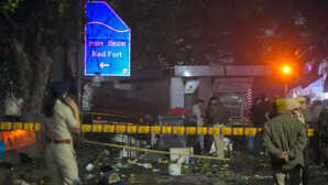 Delhi Blast Photos: दिल्ली के लाल किले विस्फोट स्थल से सामने आईं तस्वीरें,,,,बयां कर रही हैं 'हादसे की भयावहता'