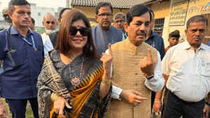 बिहार में विकास के लिए मतदान जारी: BJP नेता शाहनवाज हुसैन ने सुपौल में पत्नी संग वोट डाला