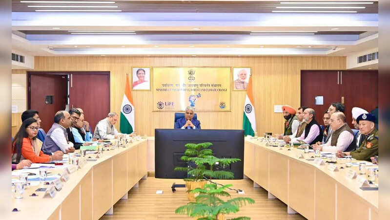 केंद्रीय पर्यावरण मंत्री भूपेंद्र यादव बैठक करते