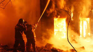 Agra: बारात के पटाखों से लगी भीषण आग, गोदाम में रखा लाखों का सामान जलकर राख