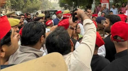 Noida News: फिल्म सिटी में सपा कार्यकर्ताओं ने किया विरोध प्रदर्शन
