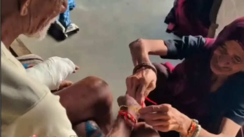 old woman coming to tie Rakhi to her brothers video