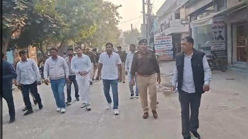 हिसार में गैंगस्टर को हथकड़ी पहनाकर पुलिस ने बाजार में घुमाया, 61 मामलों का आरोपी है