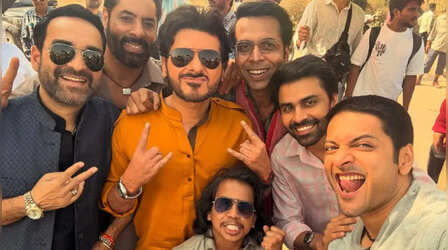 Mirzapur: मिर्जापुर फिल्म के सेट से लीक हुई बैक स्टेज फोटोज, गुड्डू भैया और कालीन भैया साथ में कर रहे हैं मस्ती