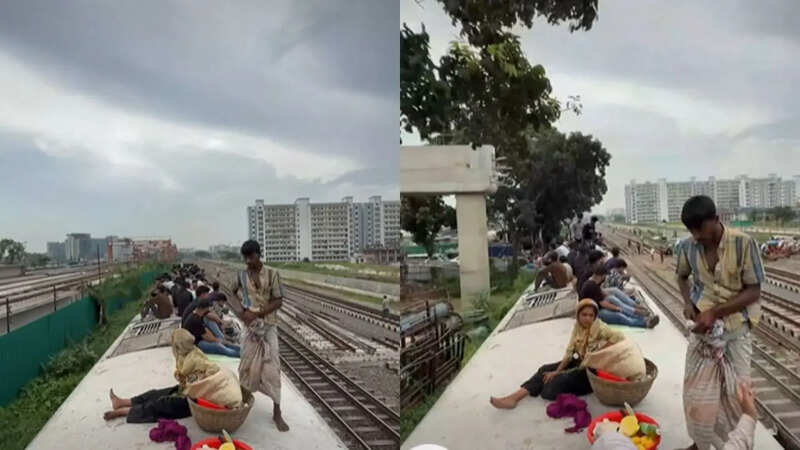 ट्रेन की छत पर चढ़कर सफर करते लोग