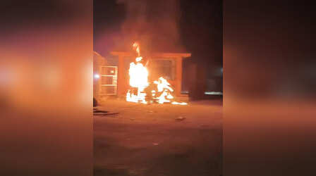 सिहोर में VIT में छात्रों का हंगामा, कई गाड़ियां जलाईं, पानी-खाने की गुणवत्ता से नाराज थे छात्र, प्रबंधन का आया जवाब, कैंपस में पुलिस तैनात