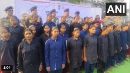 छत्तीसगढ़ में 19 महिलाओं सहित 28 सक्रिय नक्सलियों ने किया सरेडर, सिर पर घोषित था Rs 89 लाख का इनाम