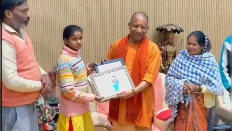 Lucknow: मूकबधिर ‘खुशी’ की हिम्मत और कला को मिला सरकार का साथ, सीएम योगी ने दिया मदद का आश्वासन