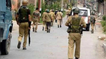 जम्मू कश्मीर में आतंकी नेटवर्क पर पुलिस का शिकंजा, अनंतनाग-शोपियां में मारे छापे, डिजिटल उपकरण जब्त