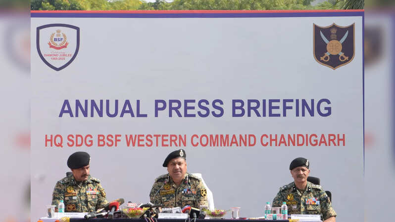 बीएसएफ ने कहा पंजाब में बाढ़ की आपदा का पाकिस्तान ने उठाया फायदा सीमपार से भेजे हथियार और ड्रग्स, बाढ़ से एक तिहाई फेंसिंग टूट गई थी