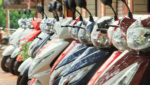 1 लाख के अंदर ये हैं बेस्ट 5 स्कूटर, माइलेज, फीचर्स और कीमत के साथ पूरी जानकारी यहां पढ़ें