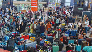 VIDEO: न खाना दिया, न पानी... फ्लाइट की क्या स्थिति? IndiGo स्टाफ इसकी भी नहीं दे रहे जानकारी; यात्री परेशान