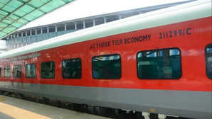 रेल यात्रा में बड़ी सुविधा: वरिष्ठ नागरिकों, 45+ महिलाओं को अब मिलेगा ऑटोमेटिक लोअर बर्थ, वंदे भारत में व्हीलचेयर स्पेस की खास सुविधा